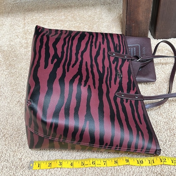 COACH tiger stripe reversible tote with pouch, wallet and wristlet set - Picture 13 of 15